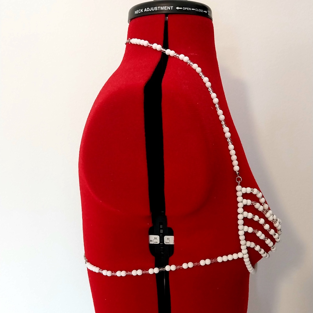 Top din mărgele pentru accesorizarea ținutelor - îmbrăcăminte și modă - haine damă - tricou și top de damă - Artynos.ro Top din mărgele pentru accesorizarea ținutelor - îmbrăcăminte și modă - haine damă - tricou și top de damă - Artynos.ro