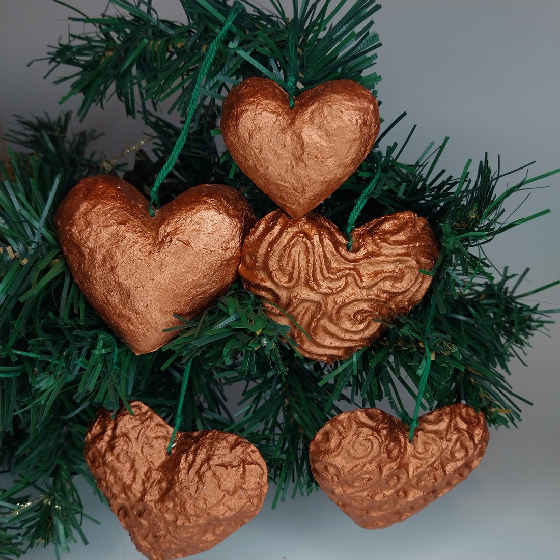 Set Globuri de Craciun,Inimioare pentru brad din papier-mâché  handmade, eco-friendly - crăciun - decorațiuni de crăciun de casă - globuri de crăciun - Artynos.ro