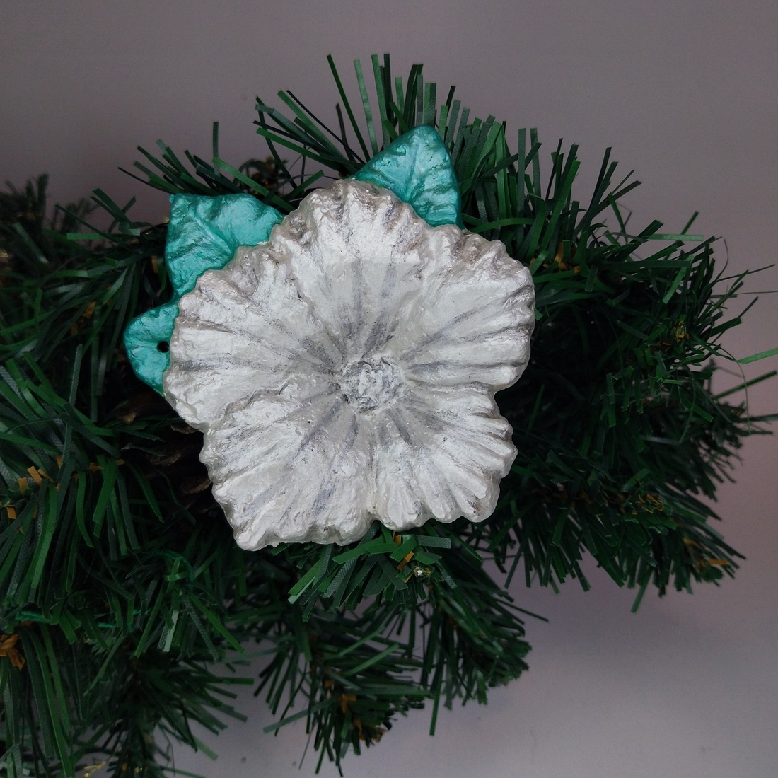 Glob de Craciun,Floare pentru brad din papier-mâché  handmade, eco-friendly - crăciun - decorațiuni de crăciun de casă - globuri de crăciun - Artynos.ro