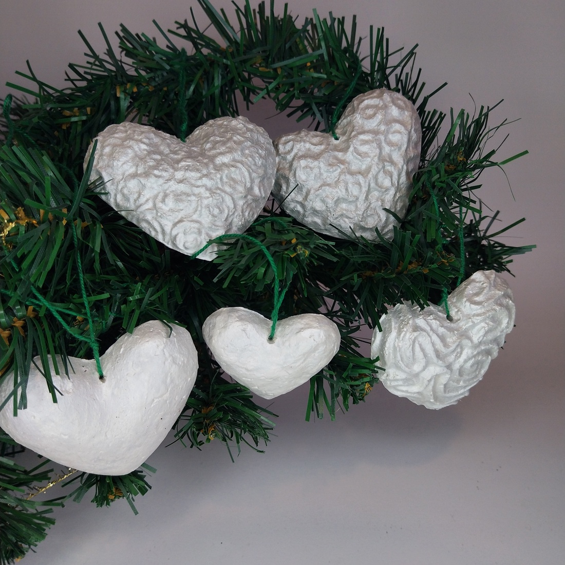 Set Globuri de Craciun,Inimioare pentru brad din papier-mâché  handmade, eco-friendly - crăciun - decorațiuni de crăciun de casă - globuri de crăciun - Artynos.ro