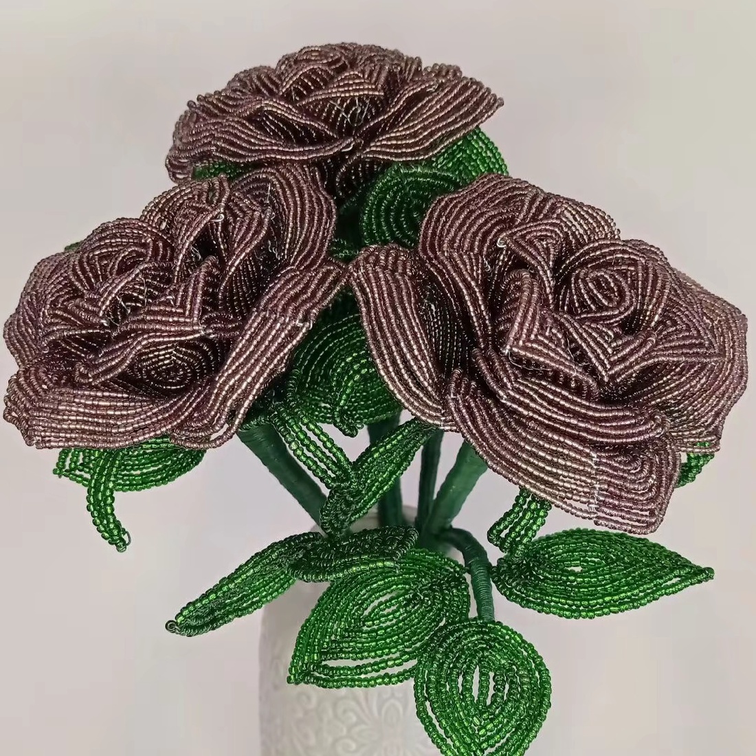 Trandafir realizat manual din mărgele  - casă & stil de viață - accesorii pentru decorat casa - suport de flori - buchete de flori - Artynos.ro