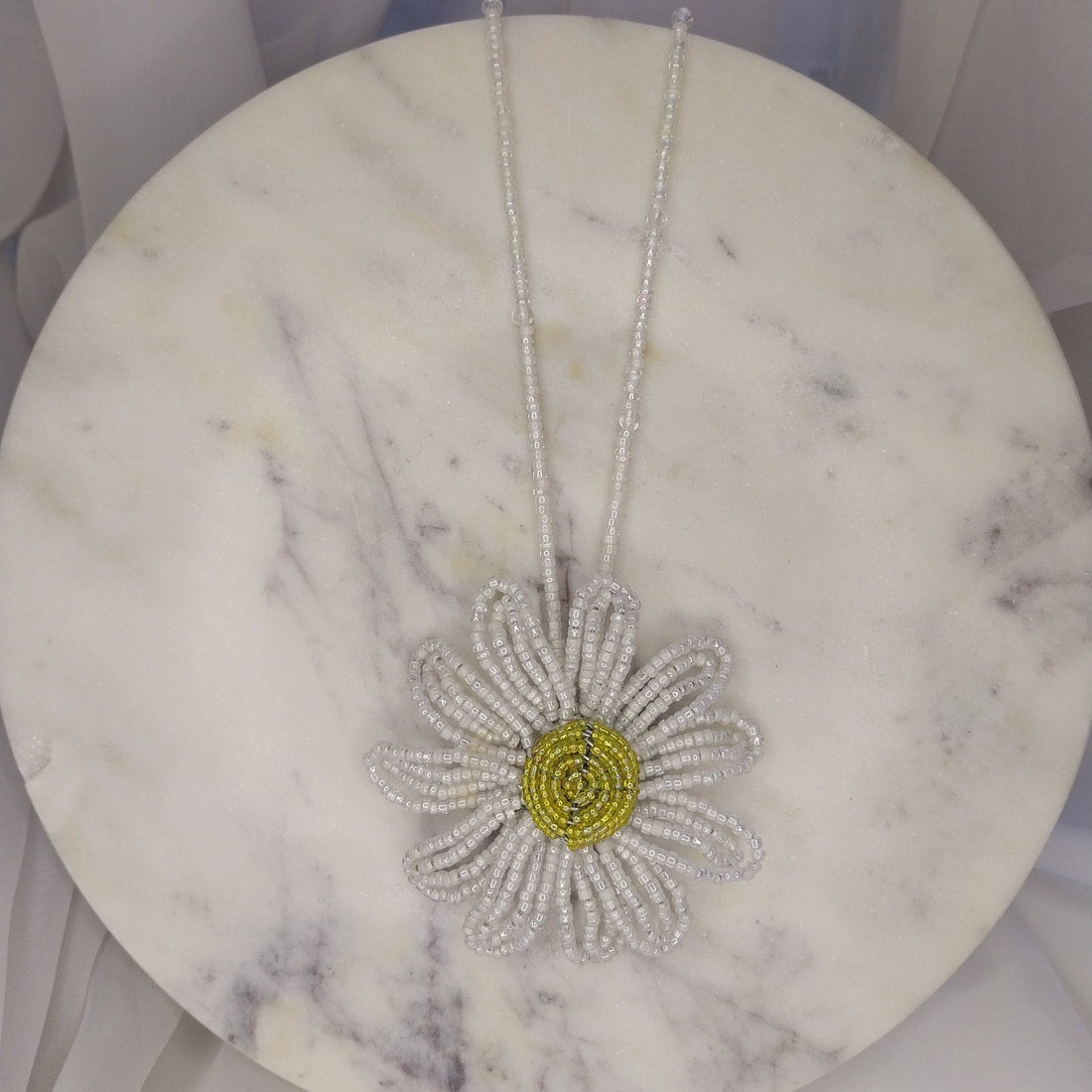 Colier lung cu margaretă realizată din mărgele  - bijuterii - mărțișor - Artynos.ro