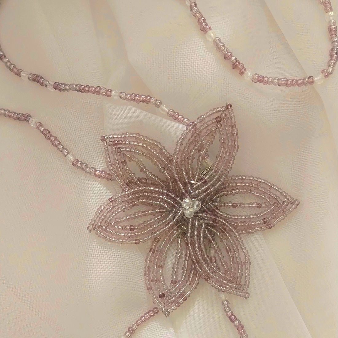 Colier lung cu floare din mărgele  - bijuterii - coliere - coliere din mărgele - Artynos.ro