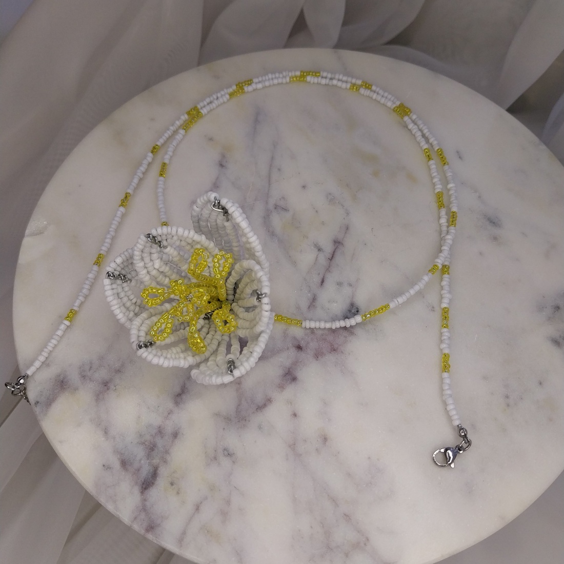 Colier lung cu lalea din mărgele  - bijuterii - mărțișor - Artynos.ro