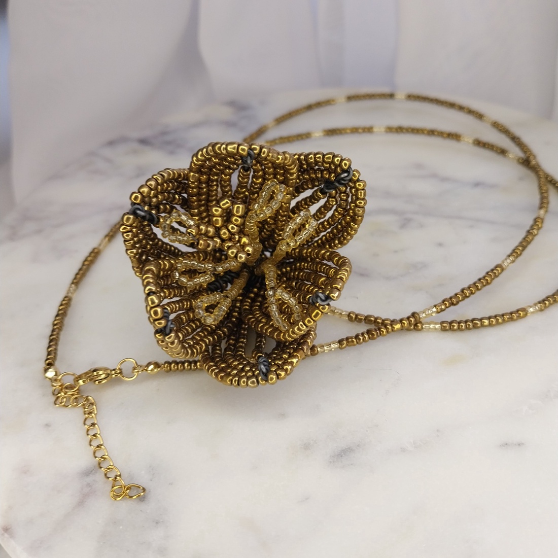 Colier lung cu lalea din mărgele  - bijuterii - mărțișor - Artynos.ro