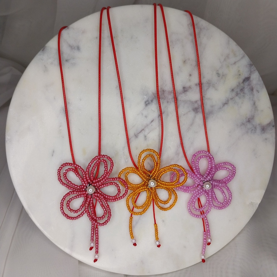 Mărțișor colier floral din mărgele de nisip - bijuterii - mărțișor - Artynos.ro