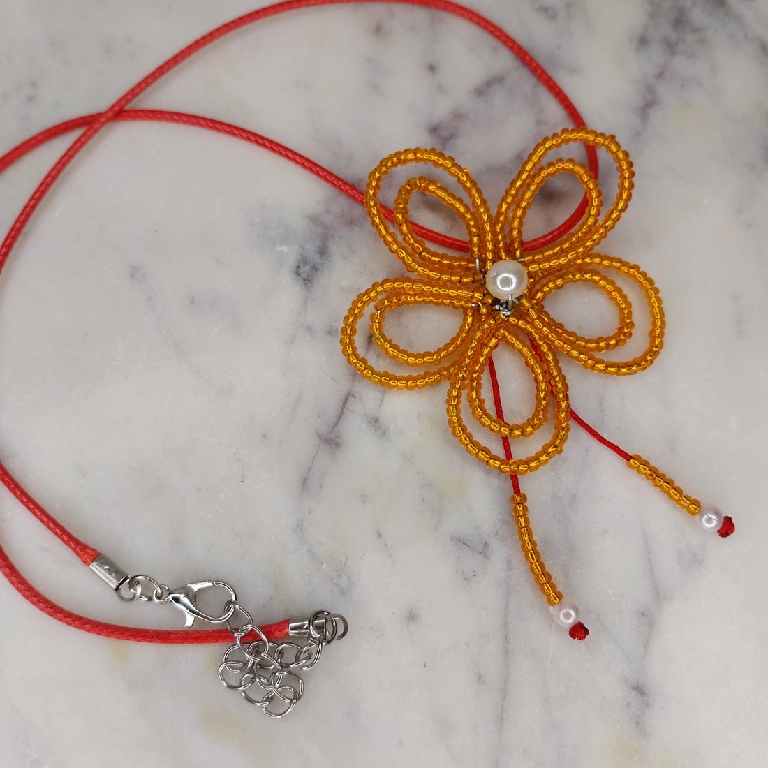 Mărțișor colier floral din mărgele de nisip - bijuterii - mărțișor - Artynos.ro