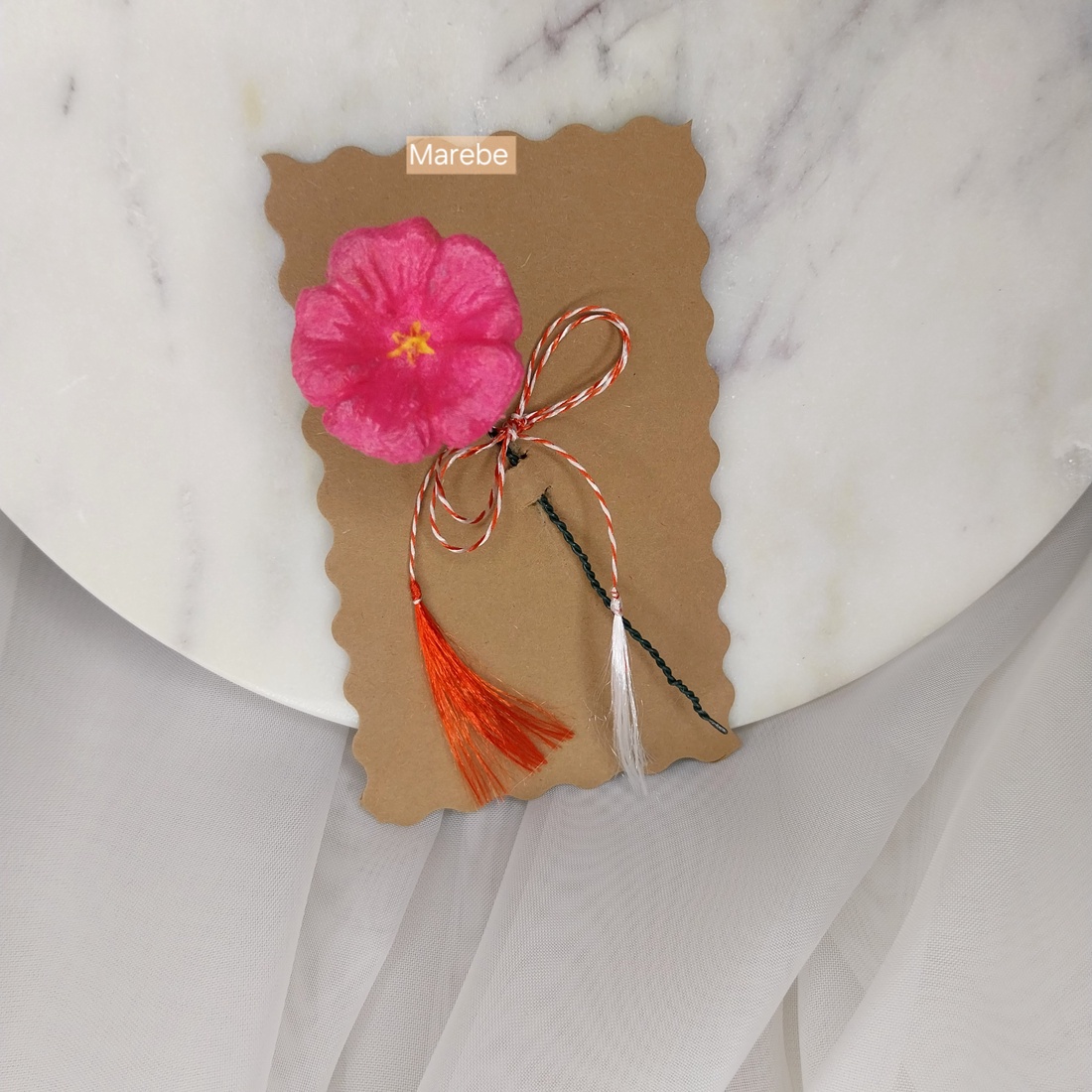 Mărțișor floare realizata din papier mâché - bijuterii - mărțișor - Artynos.ro