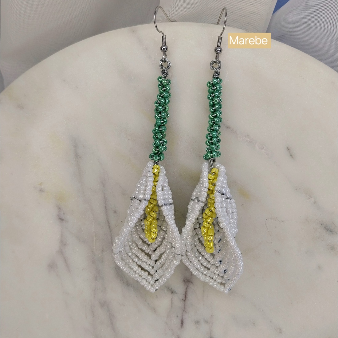 Cercei statement handmade cu mărgele � inspirație floarea cală - bijuterii - cercei - cercei lungi - Artynos.ro