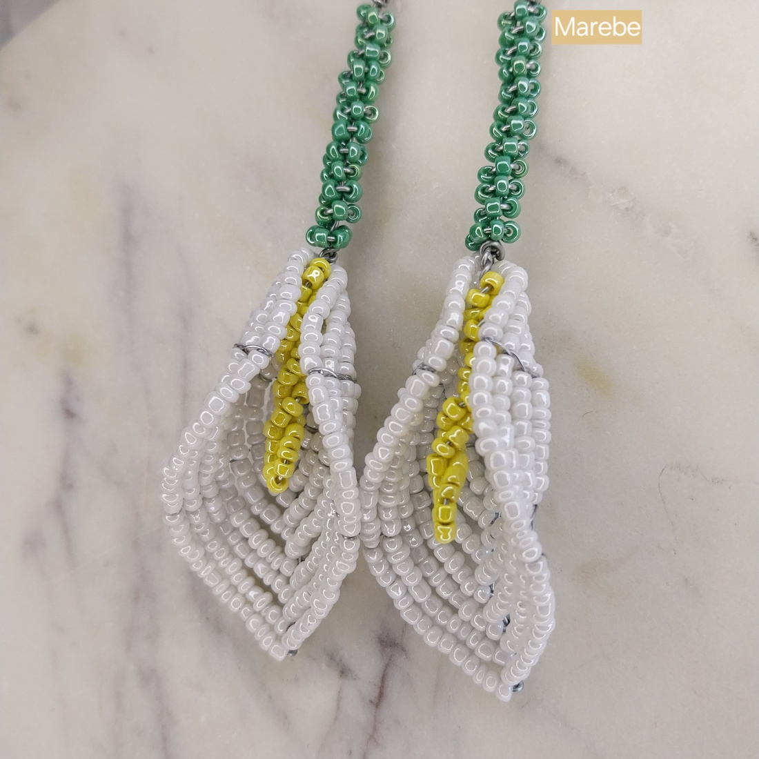 Cercei statement handmade cu mărgele � inspirație floarea cală - bijuterii - cercei - cercei lungi - Artynos.ro