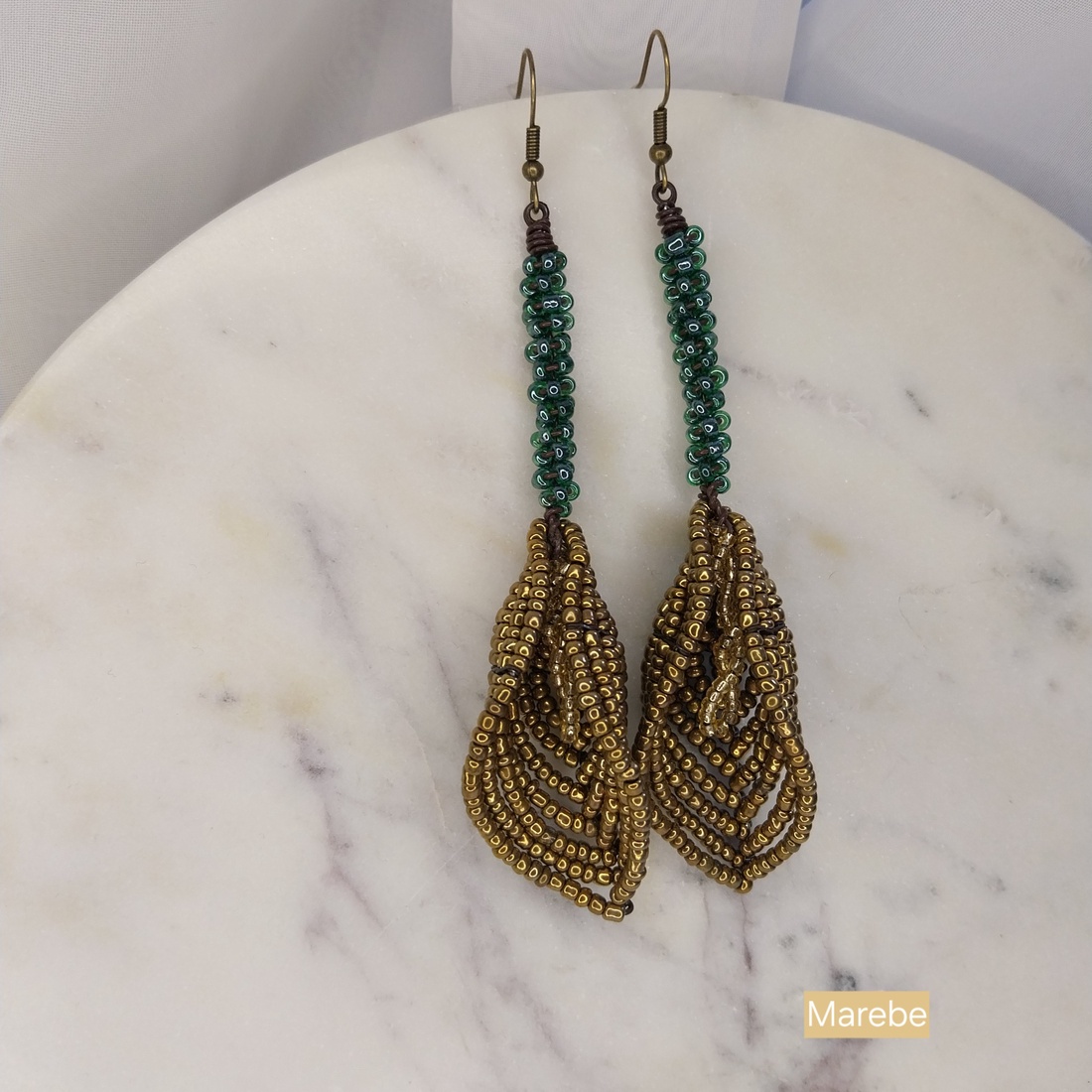 Cercei statement aurii handmade cu mărgele � inspirație floarea cală - bijuterii - cercei - cercei lungi - Artynos.ro