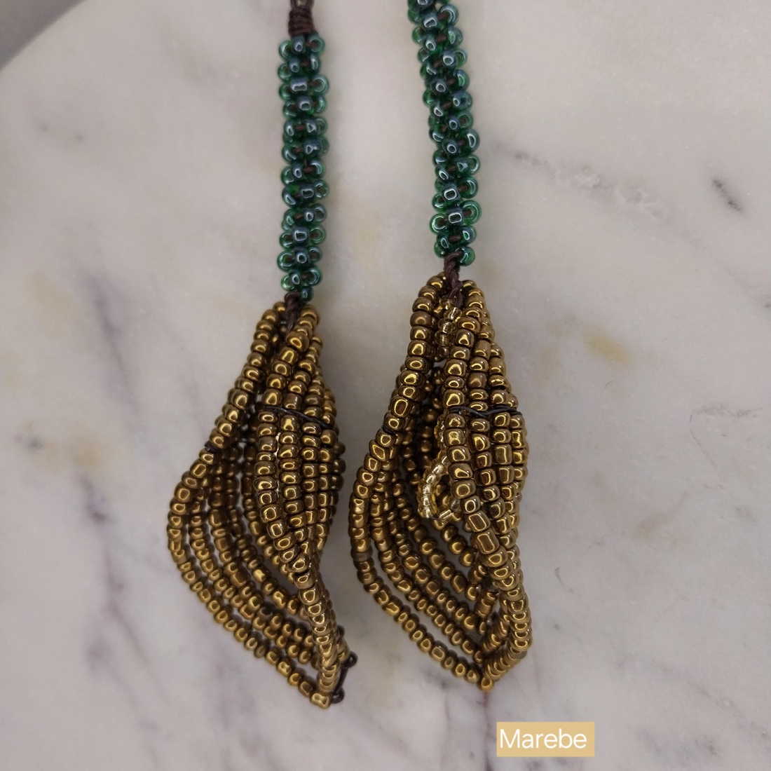 Cercei statement aurii handmade cu mărgele � inspirație floarea cală - bijuterii - cercei - cercei lungi - Artynos.ro