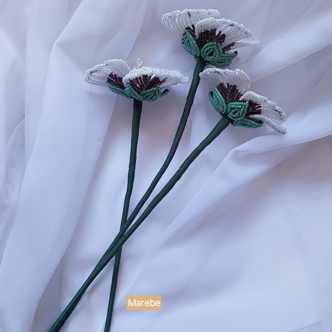Nalbe albe din mărgele � Flori decorative lucrate manual - casă & stil de viață - decorațiuni de casă - accesorii florale - buchete de flori - Artynos.ro