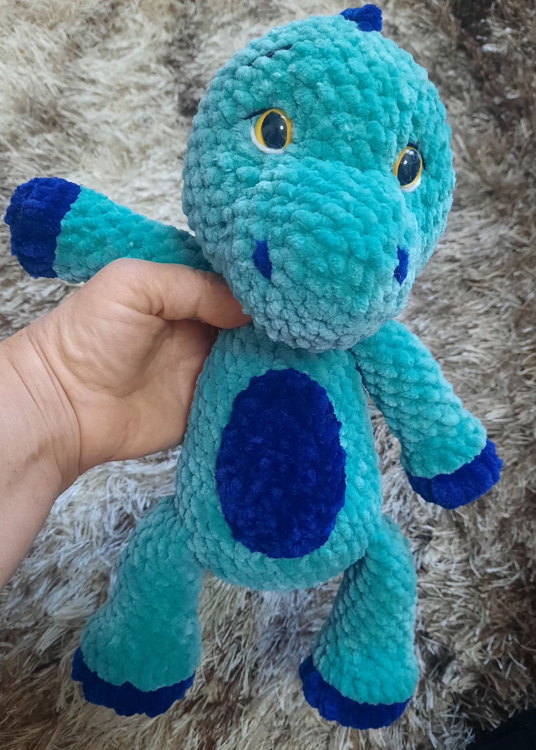 Dinozaur crosetat - jucării și echipamente pentru copii - plușuri - dinozauri din pluș - Artynos.ro Dinozaur crosetat - jucării și echipamente pentru copii - plușuri - dinozauri din pluș - Artynos.ro