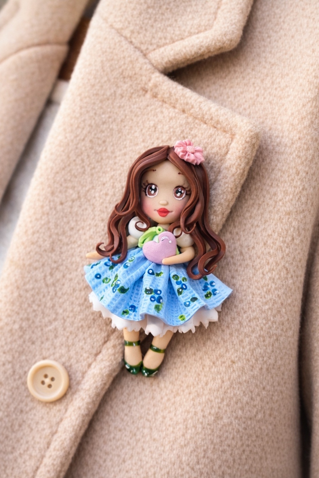 Broșă păpușică- Afinuța - bijuterii - broșe - Artynos.ro