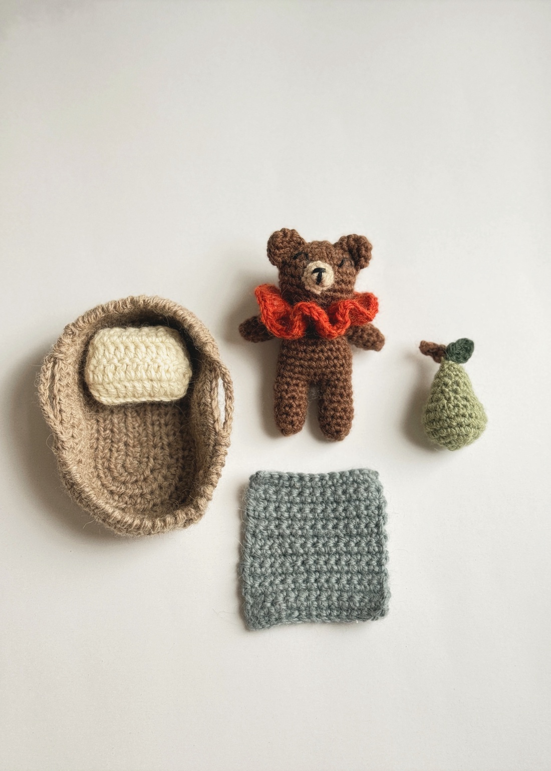 A Bear, a Pear and a Tiny Tale  - jucării și echipamente pentru copii - jocuri de gândire - curcubeu montessori, jocuri waldorf - Artynos.ro