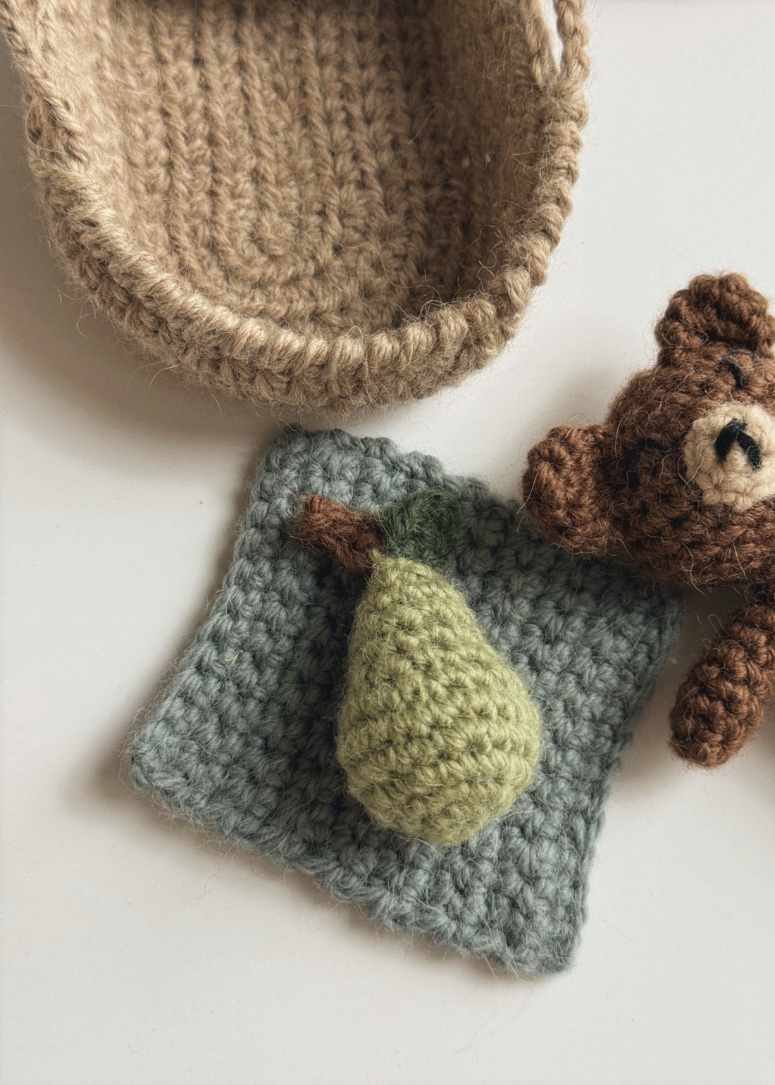 A Bear, a Pear and a Tiny Tale  - jucării și echipamente pentru copii - jocuri de gândire - curcubeu montessori, jocuri waldorf - Artynos.ro