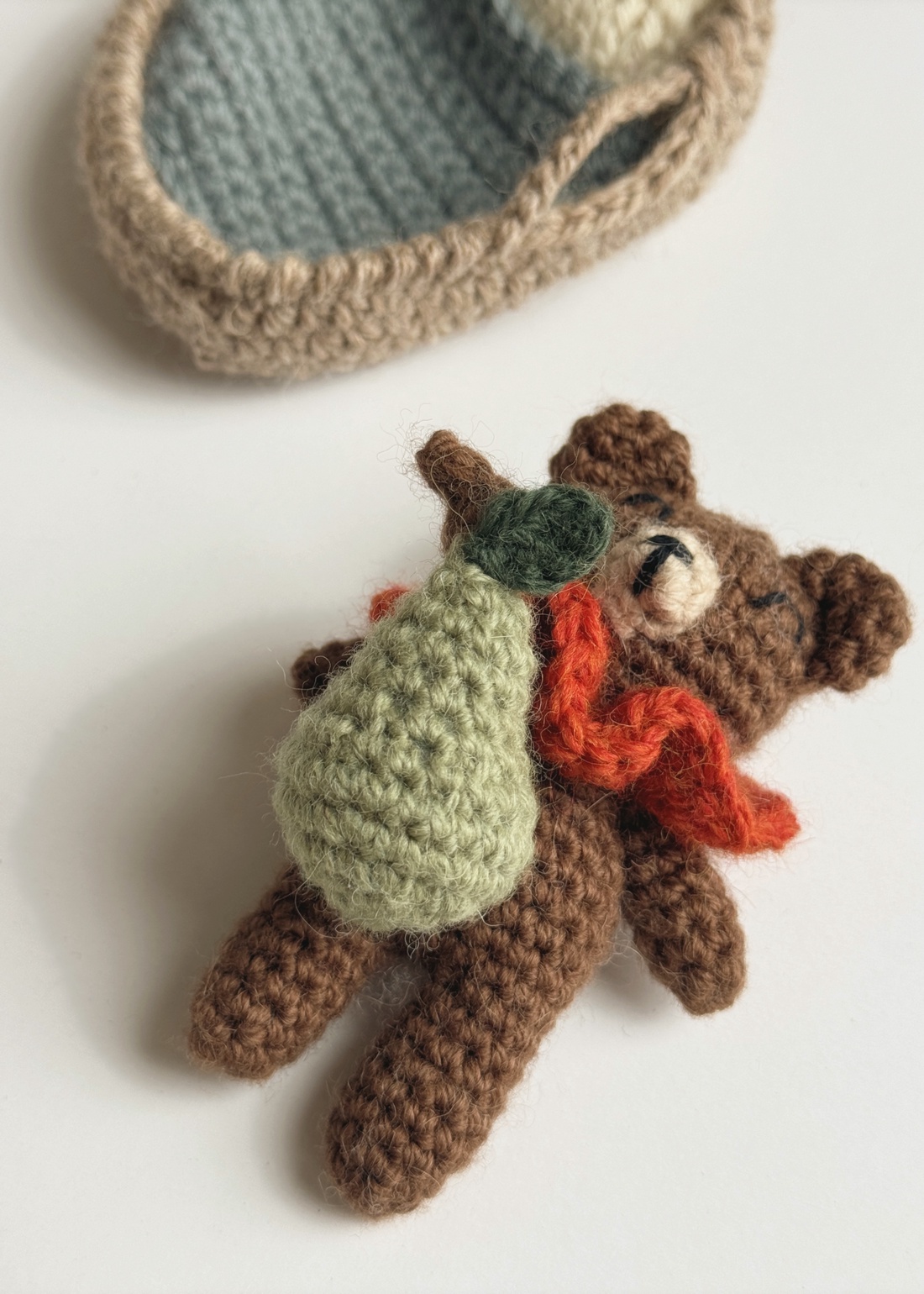 A Bear, a Pear and a Tiny Tale  - jucării și echipamente pentru copii - jocuri de gândire - curcubeu montessori, jocuri waldorf - Artynos.ro