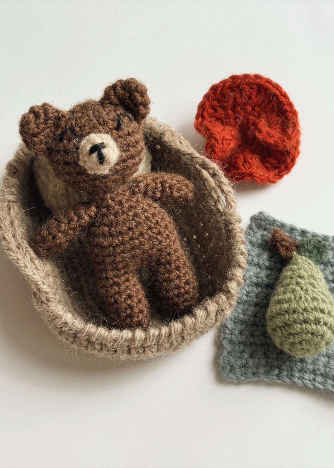 A Bear, a Pear and a Tiny Tale  - jucării și echipamente pentru copii - jocuri de gândire - curcubeu montessori, jocuri waldorf - Artynos.ro
