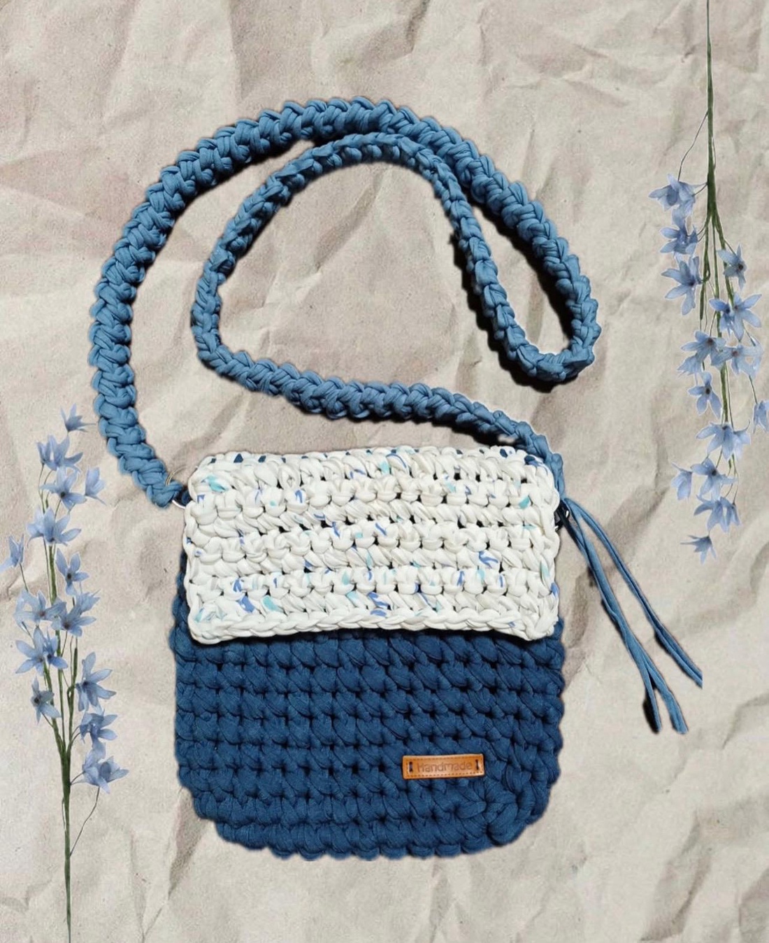 Geantă Crossbody Croșetată Manual � Albastru Denim și Alb Pătat - genți și portofele - genți de mână și umăr - geantă crossbody - Artynos.ro