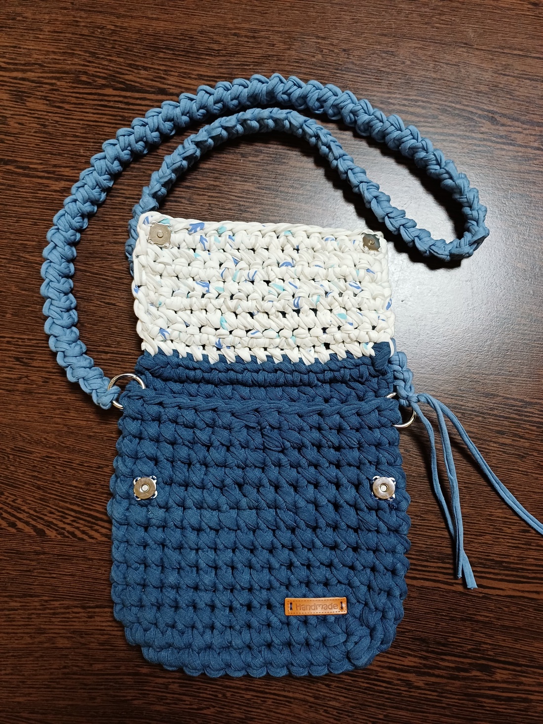 Geantă Crossbody Croșetată Manual � Albastru Denim și Alb Pătat - genți și portofele - genți de mână și umăr - geantă crossbody - Artynos.ro
