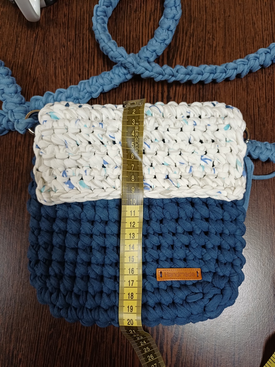 Geantă Crossbody Croșetată Manual � Albastru Denim și Alb Pătat - genți și portofele - genți de mână și umăr - geantă crossbody - Artynos.ro