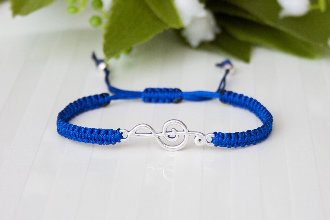 Brățară macramé împletită - Cheie de acordaj Cheie G pentru vioară - Albastru - bijuterii - brățări - brățară împletită, brățară din fire - Artynos.ro