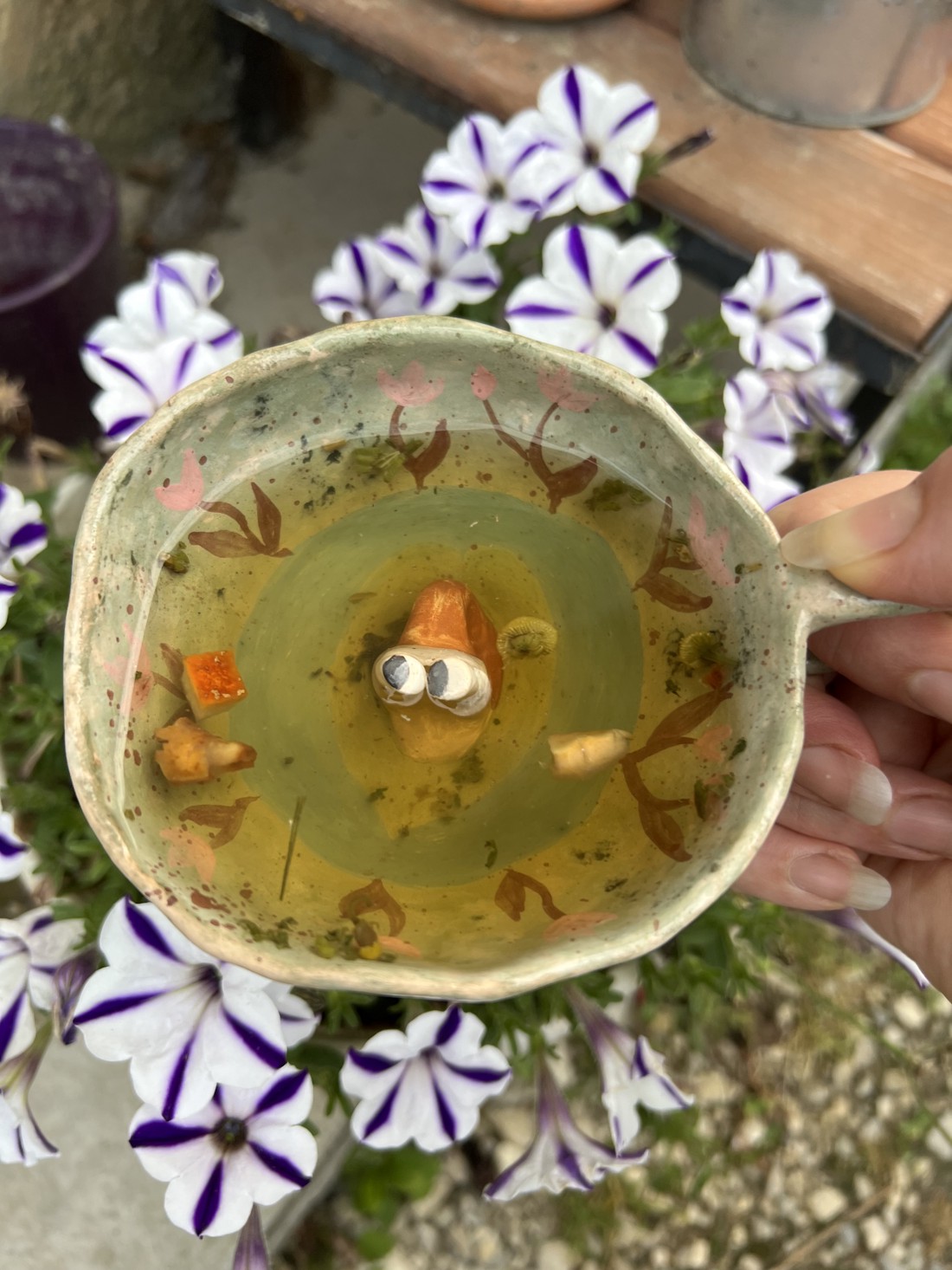 Ceașcă din ceramică cu melc realizată manual - cană unică pictată cu o atmosferă de basm -  - Artynos.ro