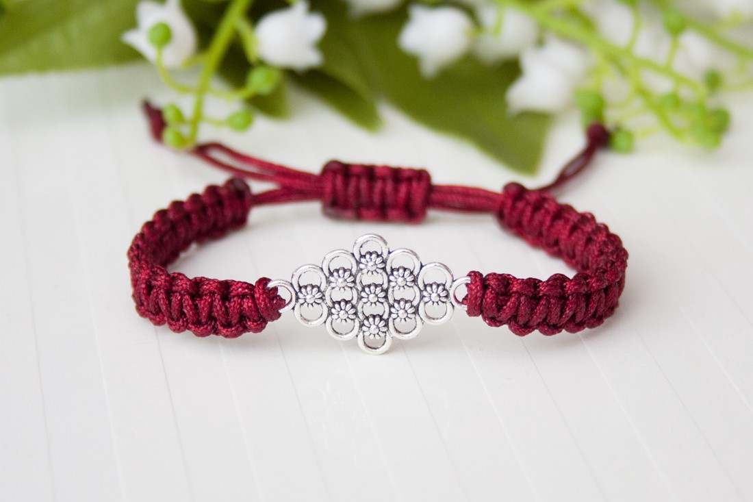 Brățară macramé împletită - Bordeaux - - Artynos.ro Brățară macramé împletită - Bordeaux - - Artynos.ro