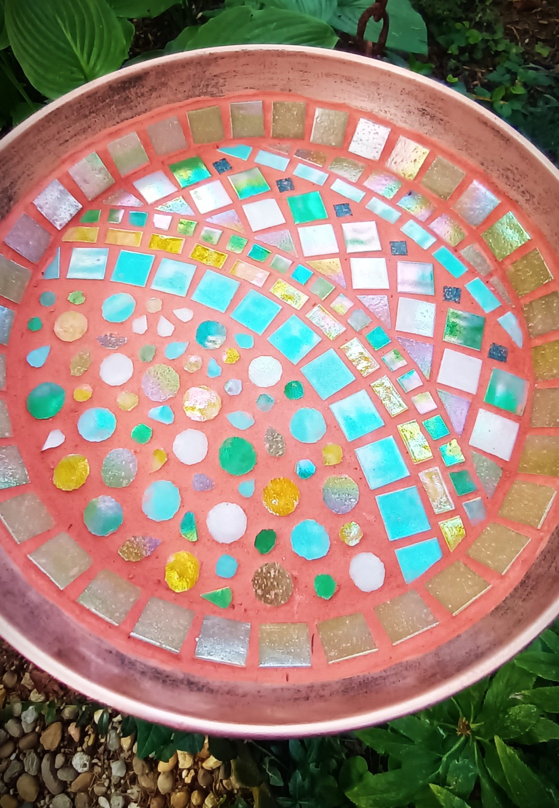 REKREDENC - Mâncător de păsări din bronz realizat manual cu mozaic din sticlă iridescentă - pentru grădină și terasă - casă & stil de viață - accesorii pentru casă și grădină - hrănitoare păsări - Artynos.ro