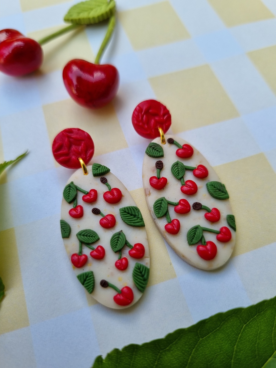 Cercei lungi cu pattern cireșe - bijuterii - cercei - cercei agățați - Artynos.ro Cercei lungi cu pattern cireșe - bijuterii - cercei - cercei agățați - Artynos.ro