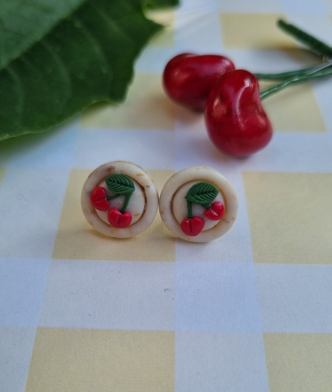 Cercei stud cu cireșe - bijuterii - cercei - cercei cerc - Artynos.ro Cercei stud cu cireșe - bijuterii - cercei - cercei cerc - Artynos.ro