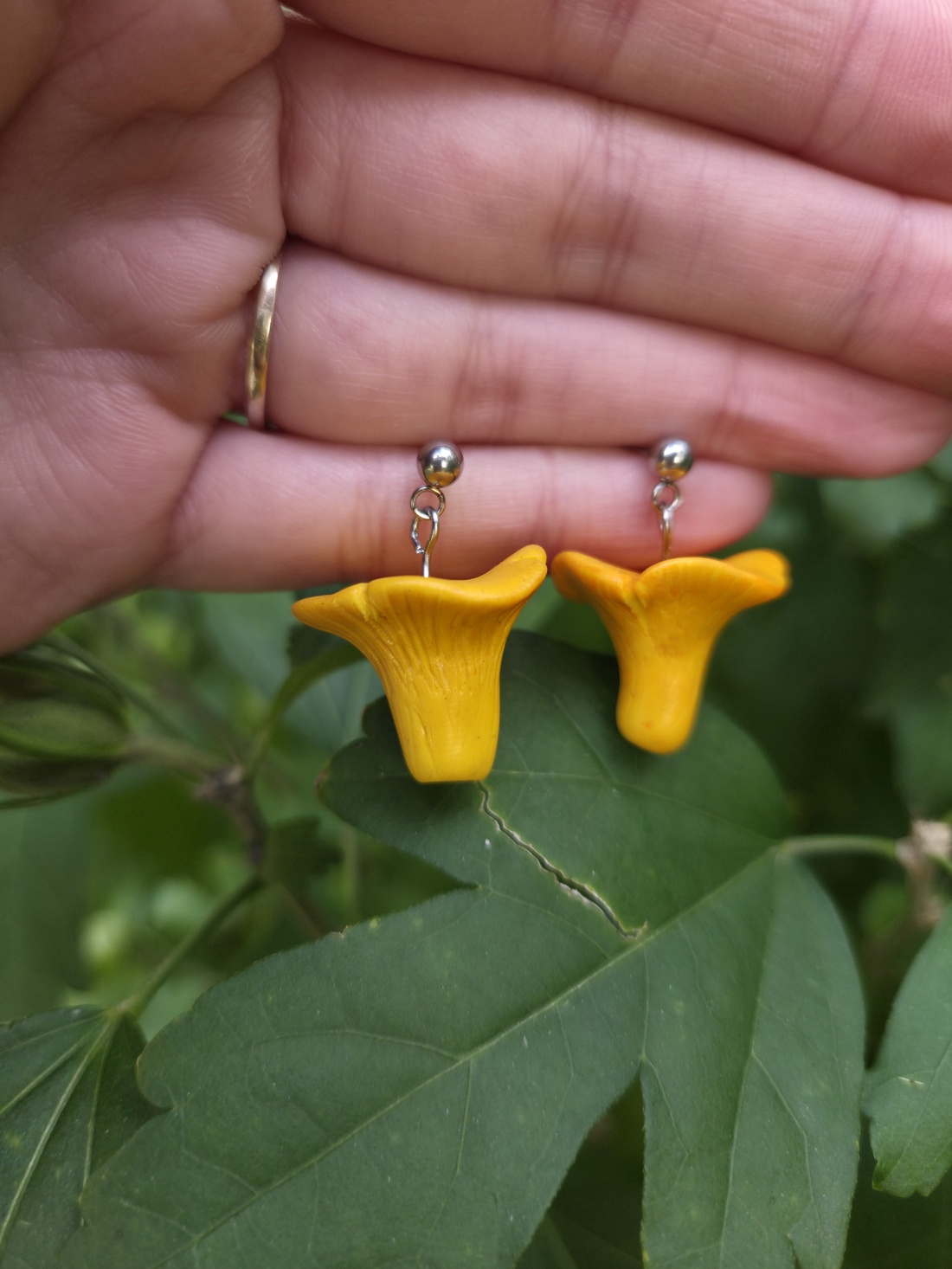 Cercei gălbiori cu bumbic - bijuterii - cercei - cercei cu figurine - Artynos.ro