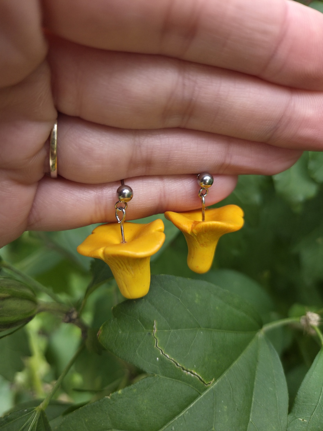 Cercei gălbiori cu bumbic - bijuterii - cercei - cercei cu figurine - Artynos.ro