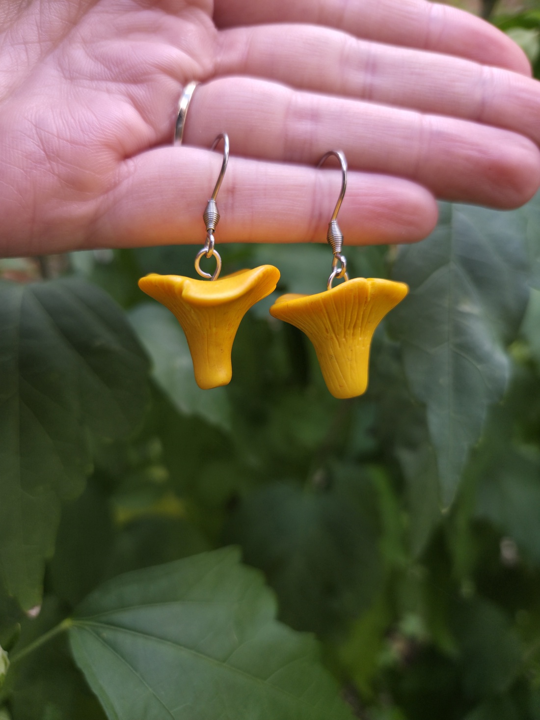 Cercei gălbiori cu agățătoare - bijuterii - cercei - cercei hoops - Artynos.ro Cercei gălbiori cu agățătoare - bijuterii - cercei - cercei hoops - Artynos.ro