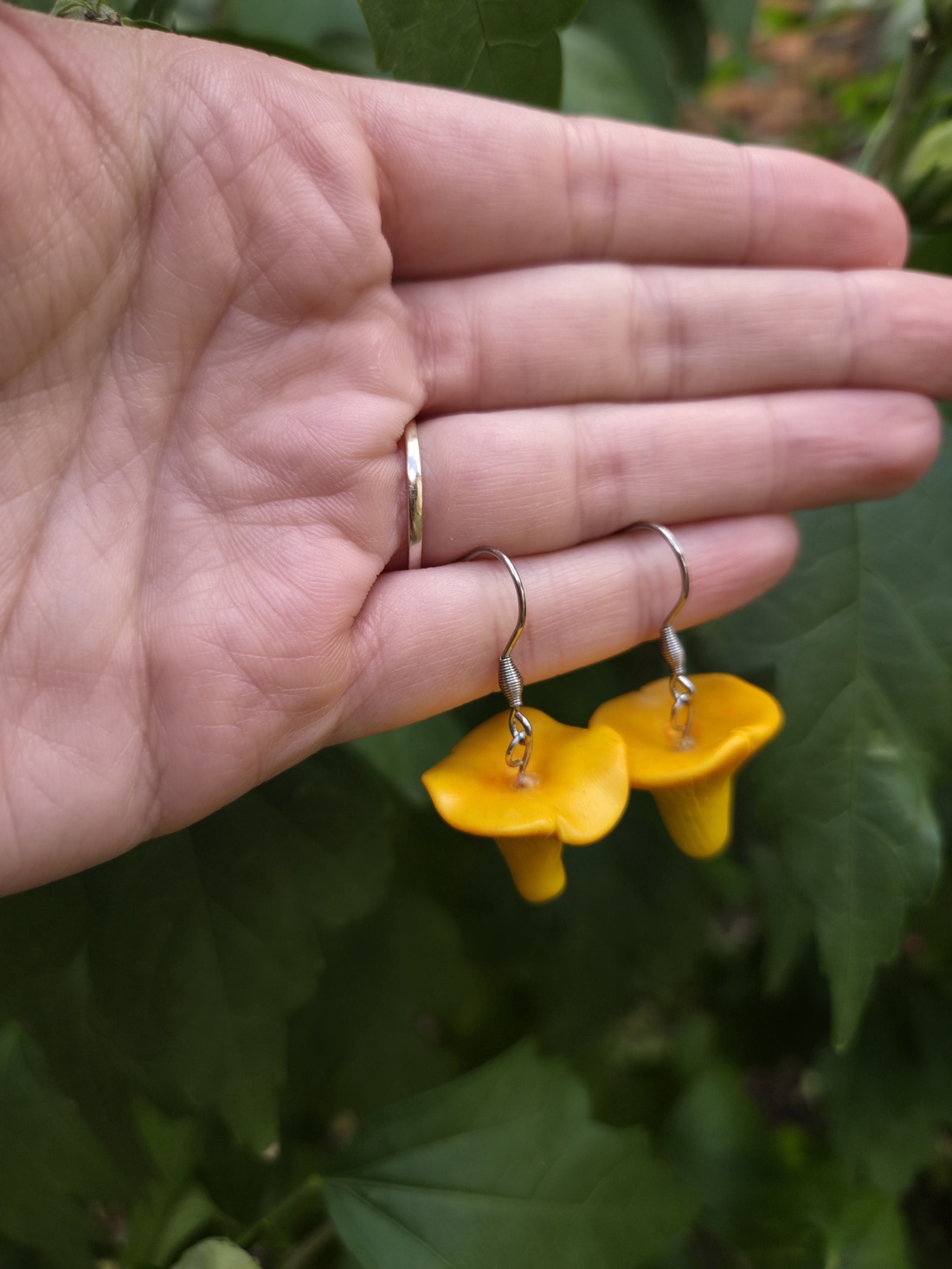 Cercei gălbiori cu agățătoare - bijuterii - cercei - cercei hoops - Artynos.ro Cercei gălbiori cu agățătoare - bijuterii - cercei - cercei hoops - Artynos.ro