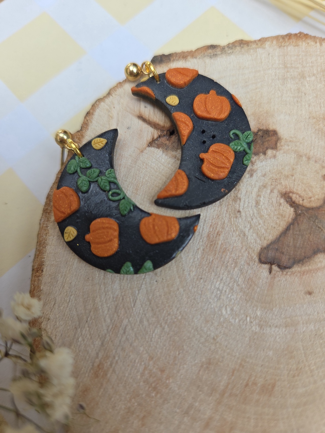 Cercei pattern cu bostani - bijuterii - cercei - cercei hoops - Artynos.ro Cercei pattern cu bostani - bijuterii - cercei - cercei hoops - Artynos.ro