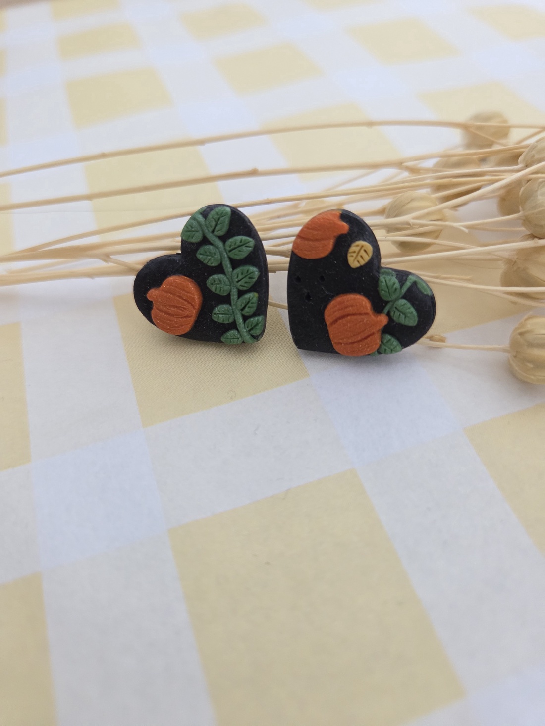Cercei stud cu pattern de toamnă - bijuterii - cercei - cercei din mărgele - Artynos.ro Cercei stud cu pattern de toamnă - bijuterii - cercei - cercei din mărgele - Artynos.ro