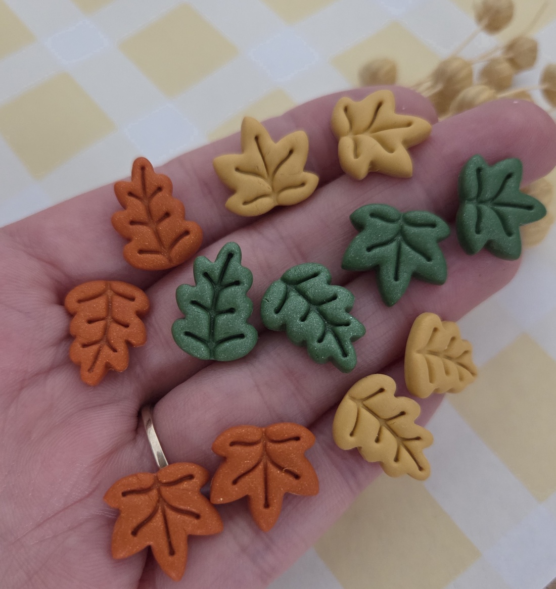 Cercei stud frunze de toamnă - bijuterii - cercei - cercei din mărgele - Artynos.ro Cercei stud frunze de toamnă - bijuterii - cercei - cercei din mărgele - Artynos.ro