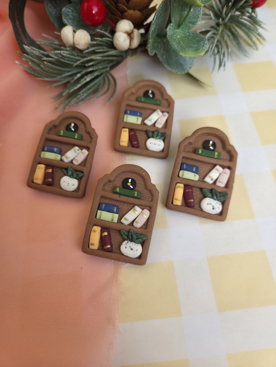 Broșă bibliotecă - crăciun - cadouri de moș crăciun - cadouri de moș crăciun - Artynos.ro