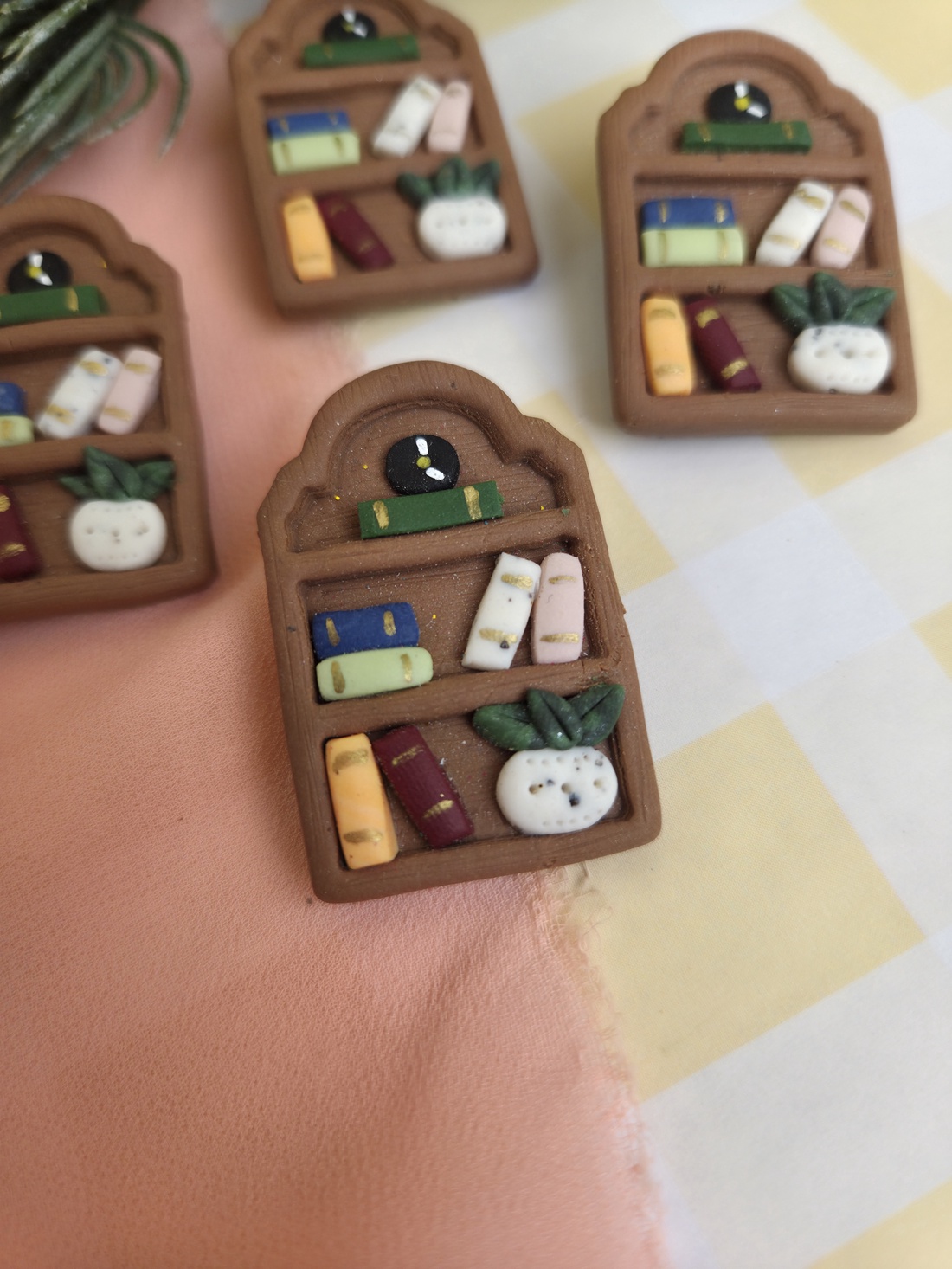 Broșă bibliotecă - crăciun - cadouri de moș crăciun - cadouri de moș crăciun - Artynos.ro