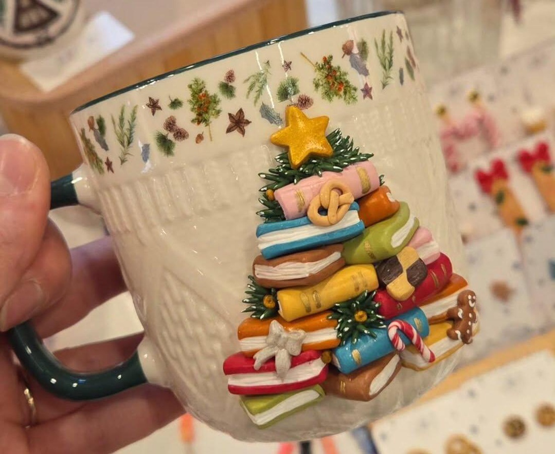 Cană cu brad din cărți - crăciun - cadouri de moș crăciun - cadouri de moș crăciun - Artynos.ro