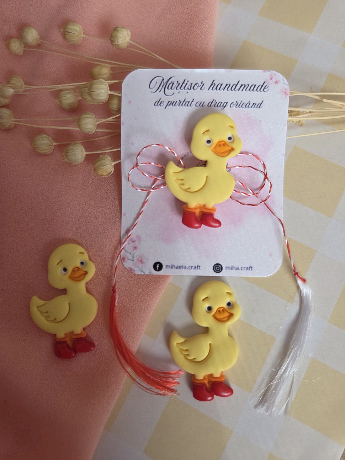 Broșă Mărțișor Rățușcă cu ghetuțe - bijuterii - mărțișor - Artynos.ro