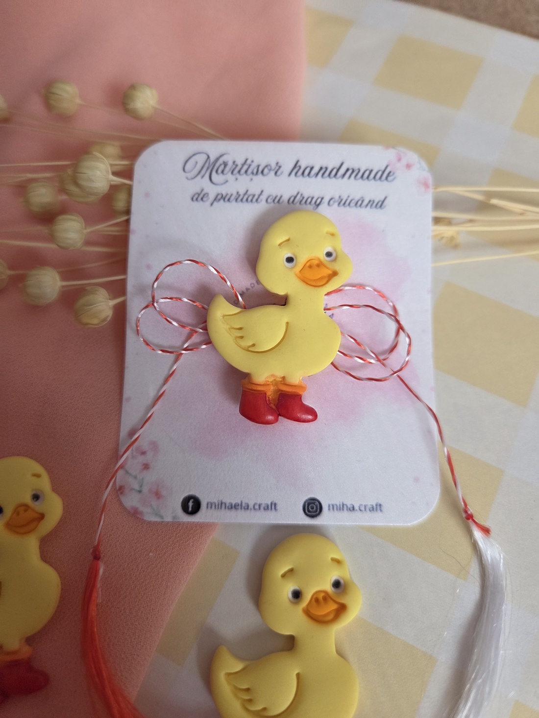 Broșă Mărțișor Rățușcă cu ghetuțe - bijuterii - mărțișor - Artynos.ro