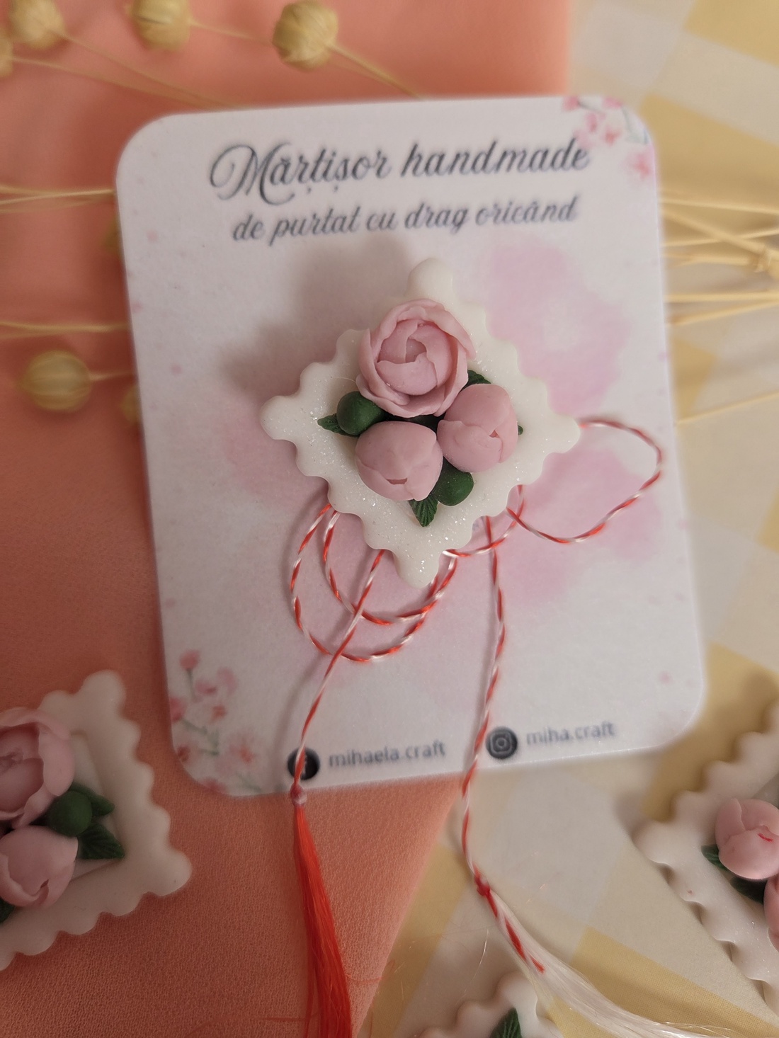 Broșă Mărțișor Timbru cu bujori - bijuterii - mărțișor - Artynos.ro