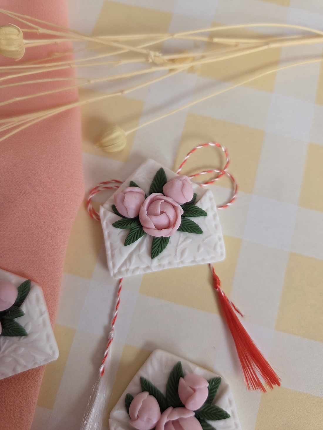 Broșă Mărțișor plic cu bujori - bijuterii - mărțișor - Artynos.ro