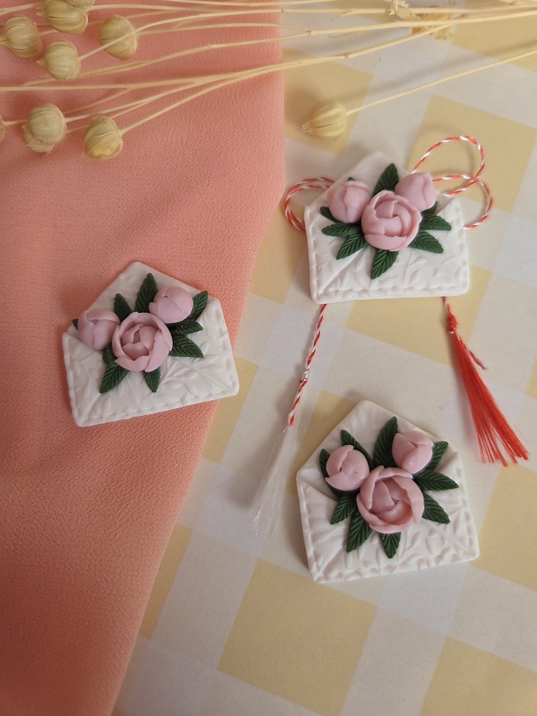 Broșă Mărțișor plic cu bujori - bijuterii - mărțișor - Artynos.ro