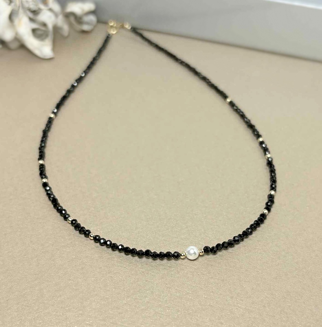 Colier din turmalina, aur filat de 14K si perla scoica - bijuterii - coliere - coliere din pietre semiprețioase - Artynos.ro