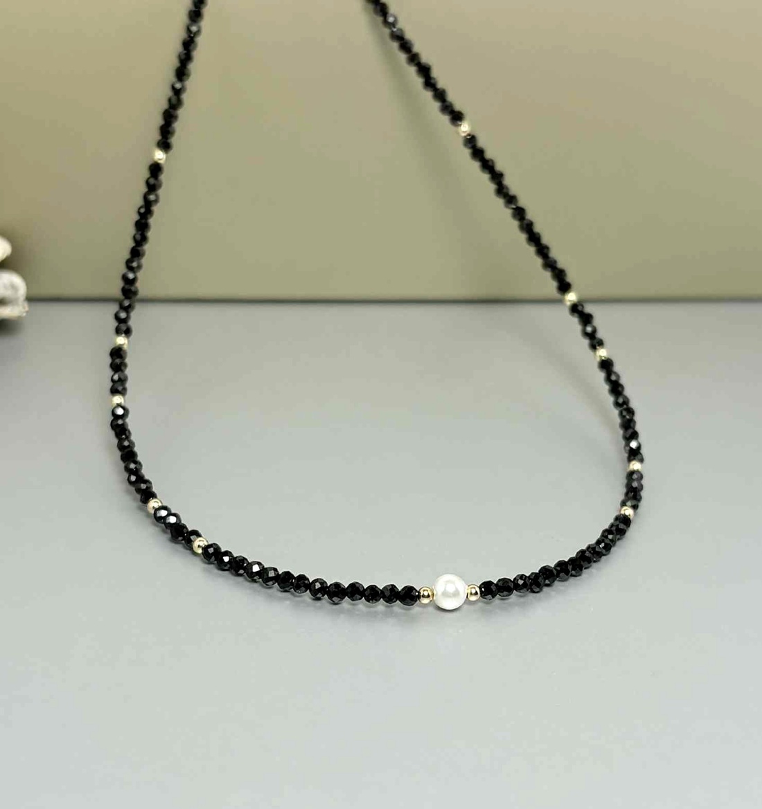 Colier din turmalina, aur filat de 14K si perla scoica - bijuterii - coliere - coliere din pietre semiprețioase - Artynos.ro