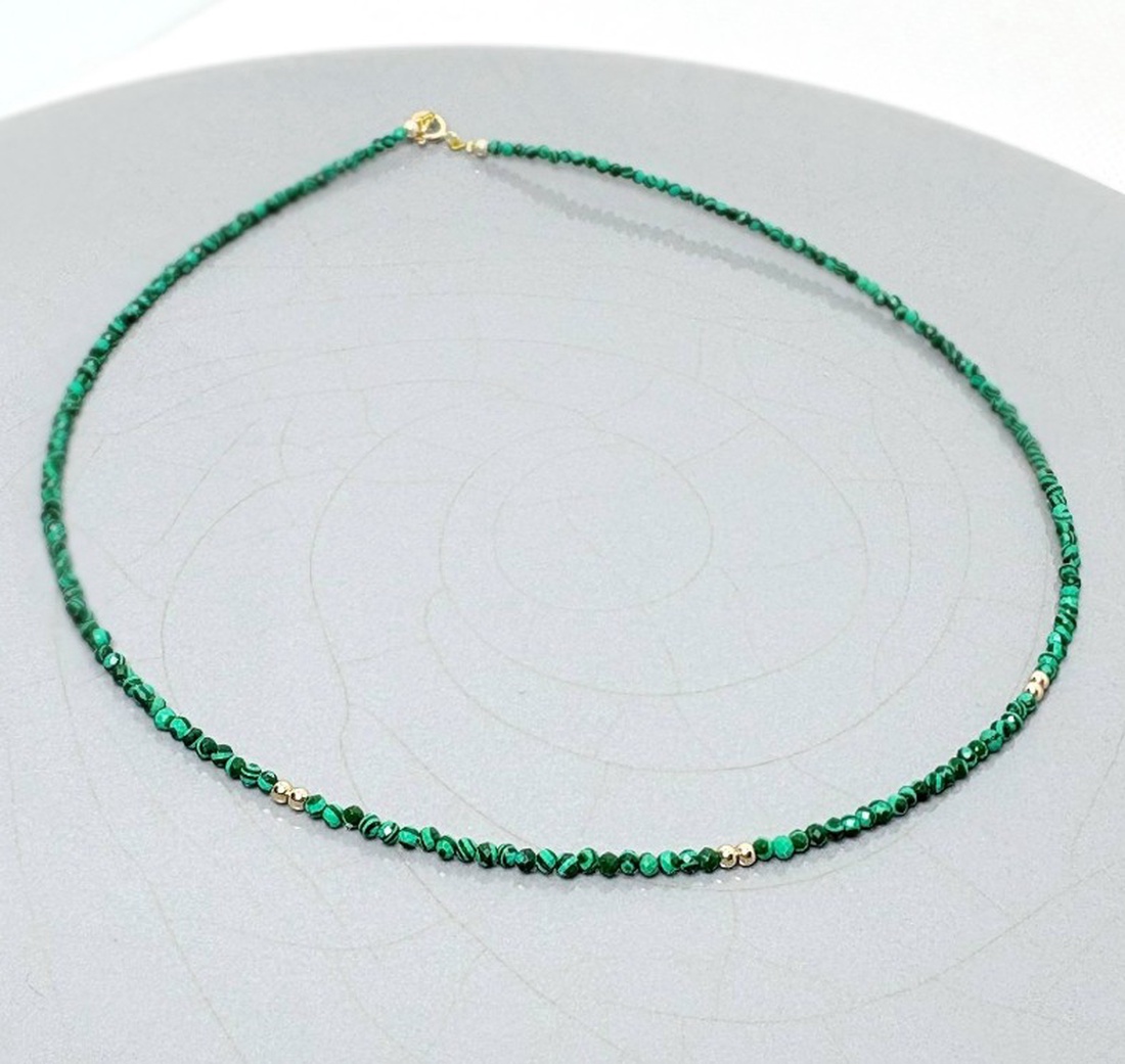 Colier malachit si aur filat de 14k. - bijuterii - coliere - coliere din pietre semiprețioase - Artynos.ro